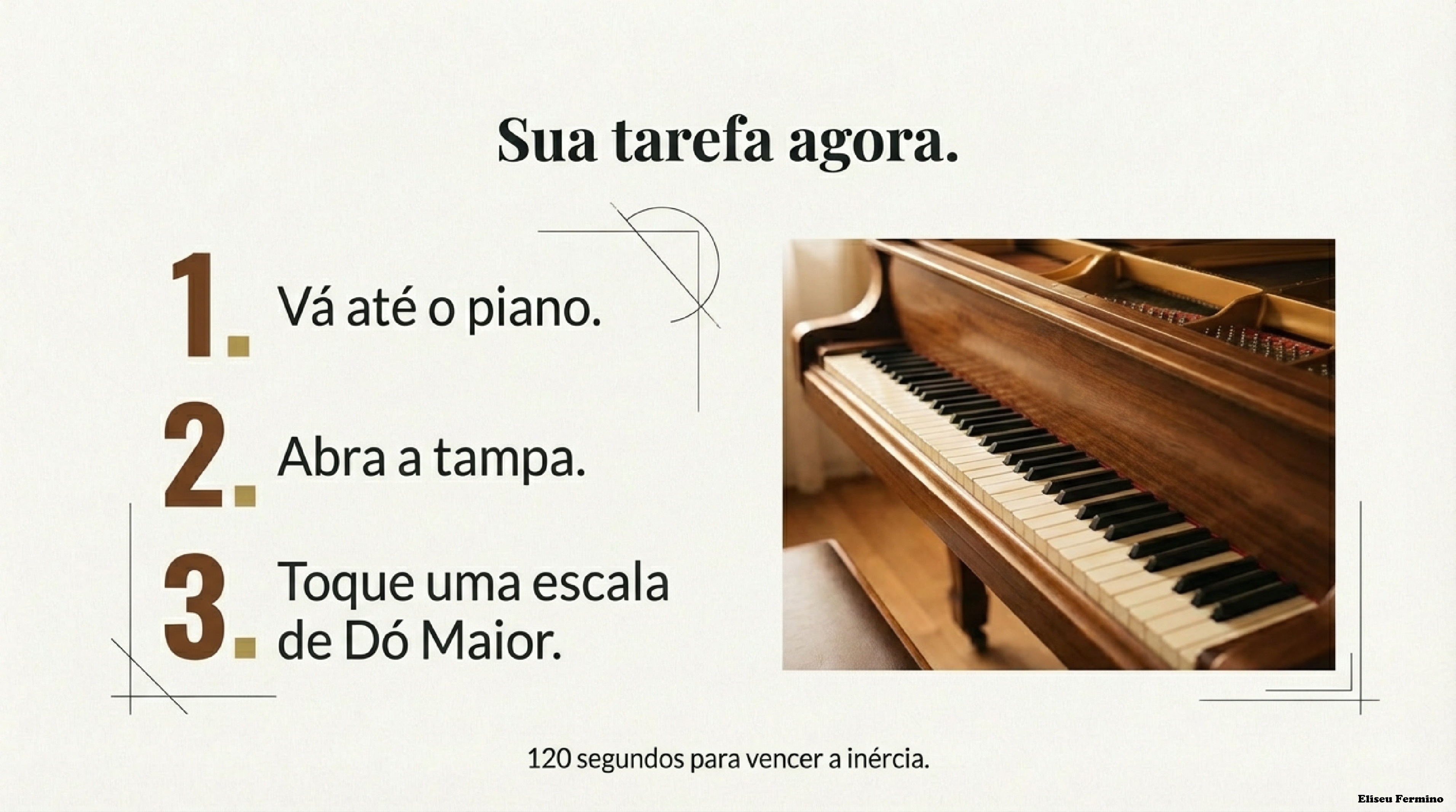 Foto de um piano com teclado em destaque